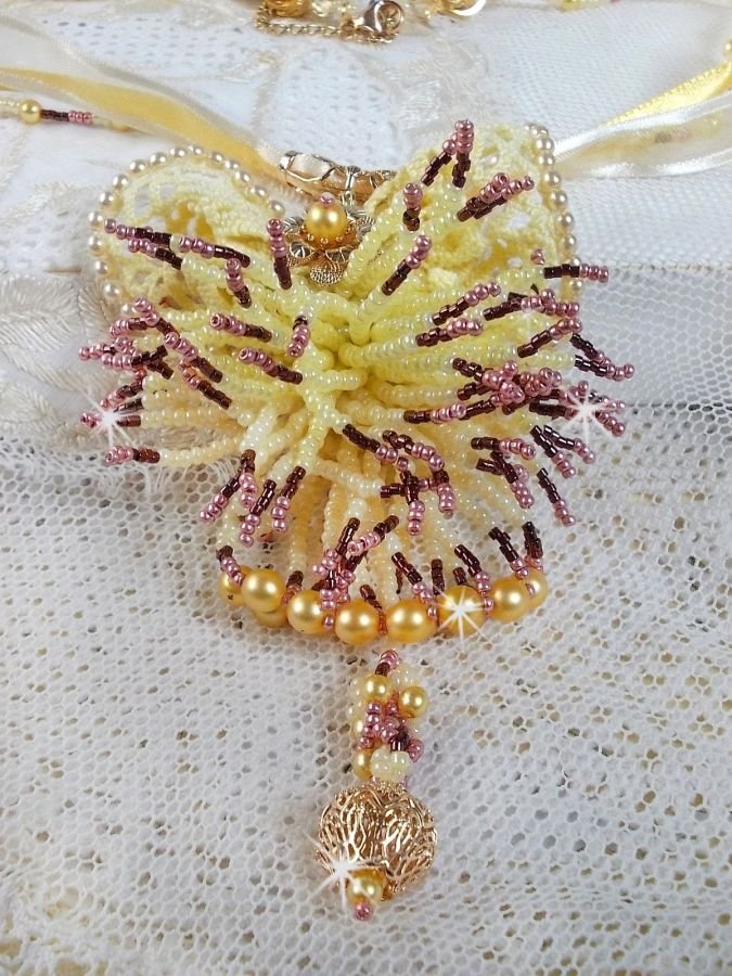 La Petite Robe Jaune hängande halsband med pärlor, Swarovski-pärlor och andra.
