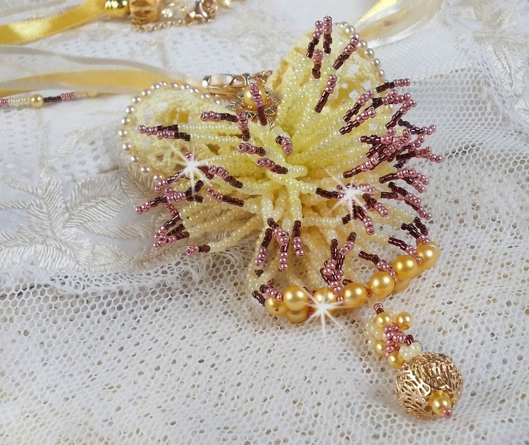 La Petite Robe Jaune hängande halsband med pärlor, Swarovski-pärlor och andra.