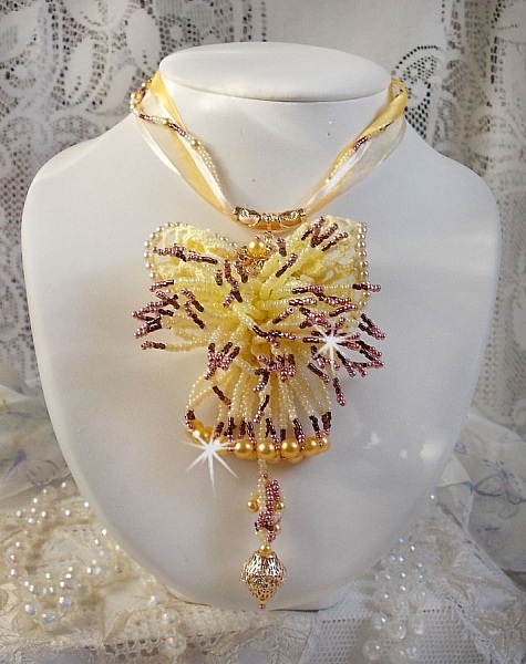 La Petite Robe Jaune h&auml;ngande halsband med p&auml;rlor, Swarovski-p&auml;rlor och andra.