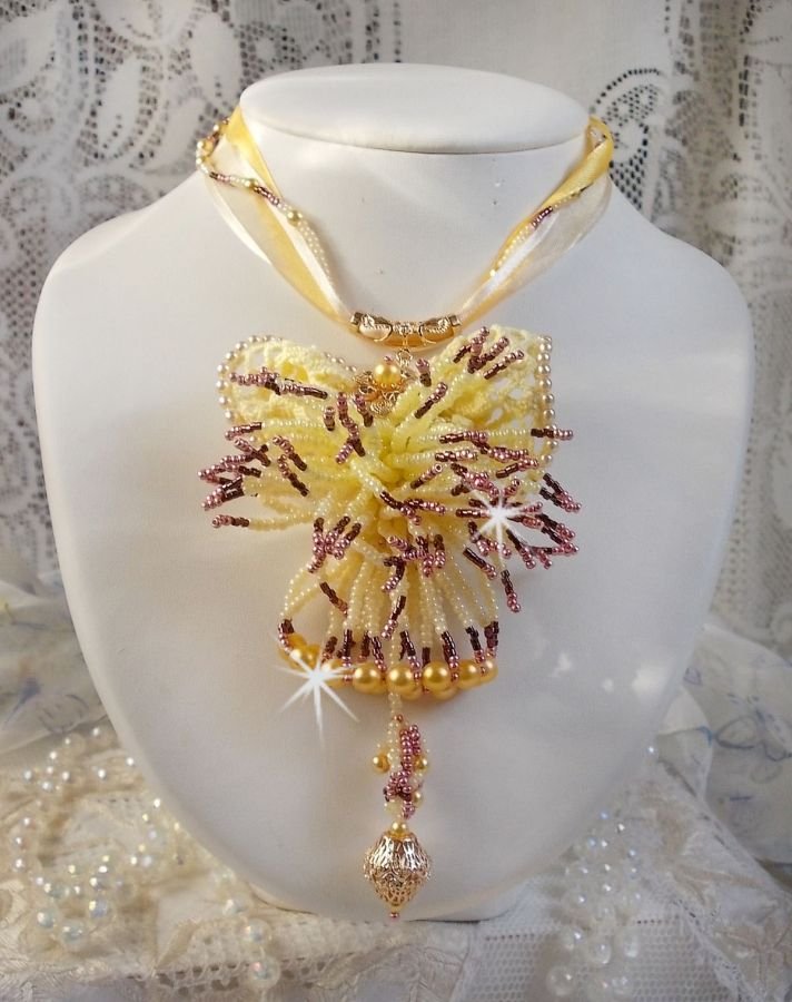 La Petite Robe Jaune hängande halsband med pärlor, Swarovski-pärlor och andra.