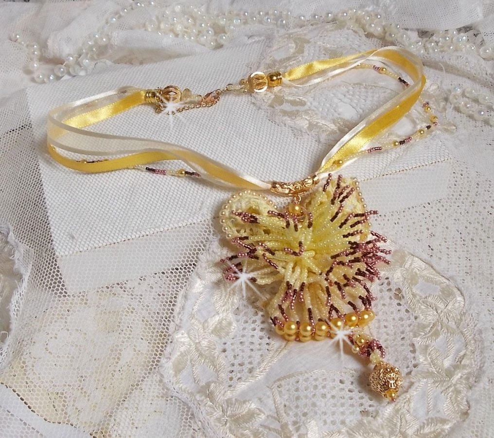 La Petite Robe Jaune hängande halsband med pärlor, Swarovski-pärlor och andra.