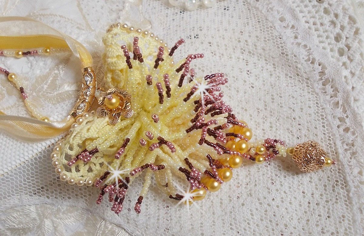 La Petite Robe Jaune hängande halsband med pärlor, Swarovski-pärlor och andra.