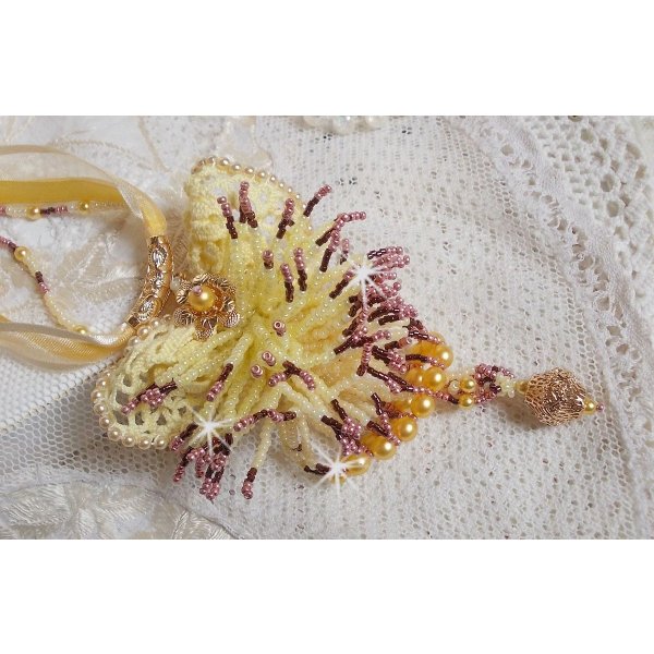 La Petite Robe Jaune hängande halsband med pärlor, Swarovski-pärlor och andra.
