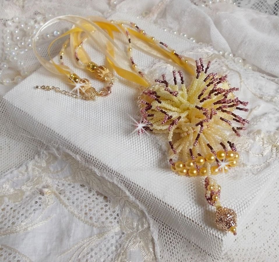 La Petite Robe Jaune hängande halsband med pärlor, Swarovski-pärlor och andra.