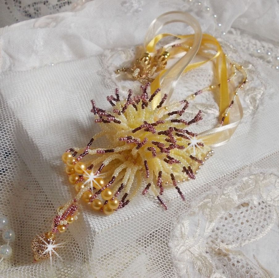 La Petite Robe Jaune hängande halsband med pärlor, Swarovski-pärlor och andra.