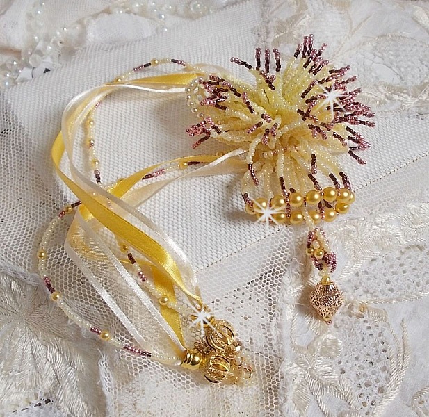 La Petite Robe Jaune h&auml;ngande halsband med p&auml;rlor, Swarovski-p&auml;rlor och andra.