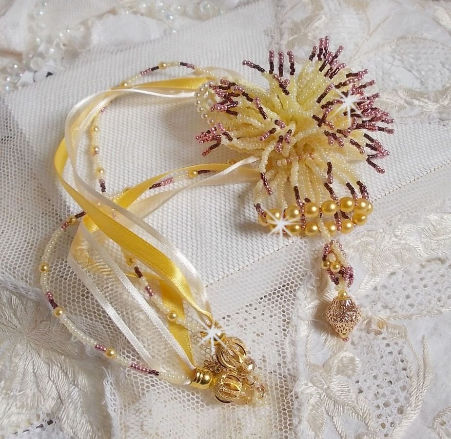 La Petite Robe Jaune hängande halsband med pärlor, Swarovski-pärlor och andra.