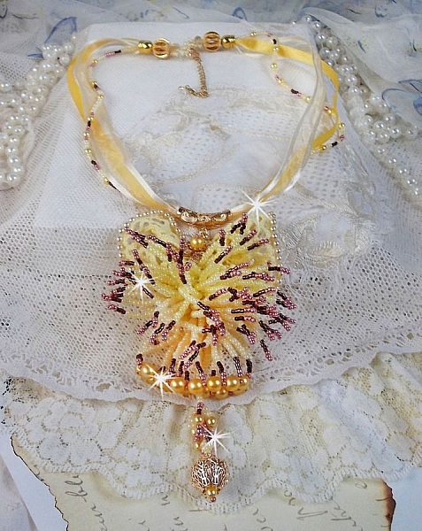 La Petite Robe Jaune h&auml;ngande halsband med p&auml;rlor, Swarovski-p&auml;rlor och andra.