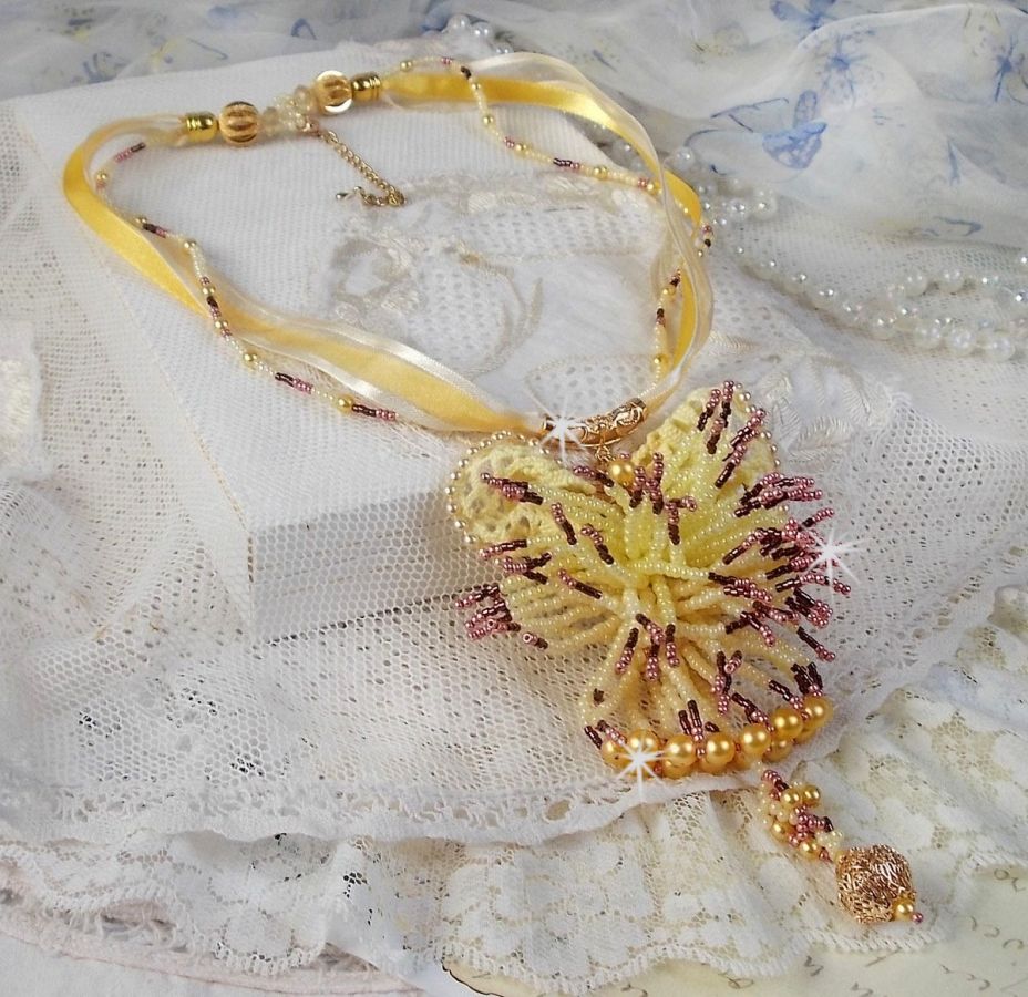 La Petite Robe Jaune hängande halsband med pärlor, Swarovski-pärlor och andra.