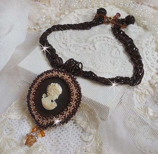 Collier pendentif Souvenir Eternel cr&eacute;e avec des perles de qualit&eacute;