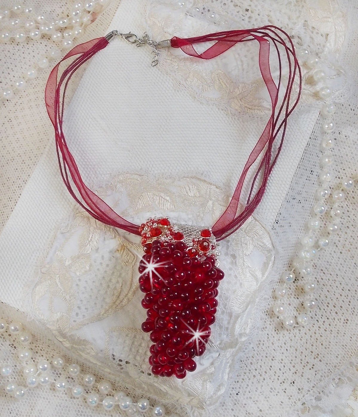 Tendre Rouge hängande halsband med röda glasdroppar, runda facetterade pärlor och pärlpärlor