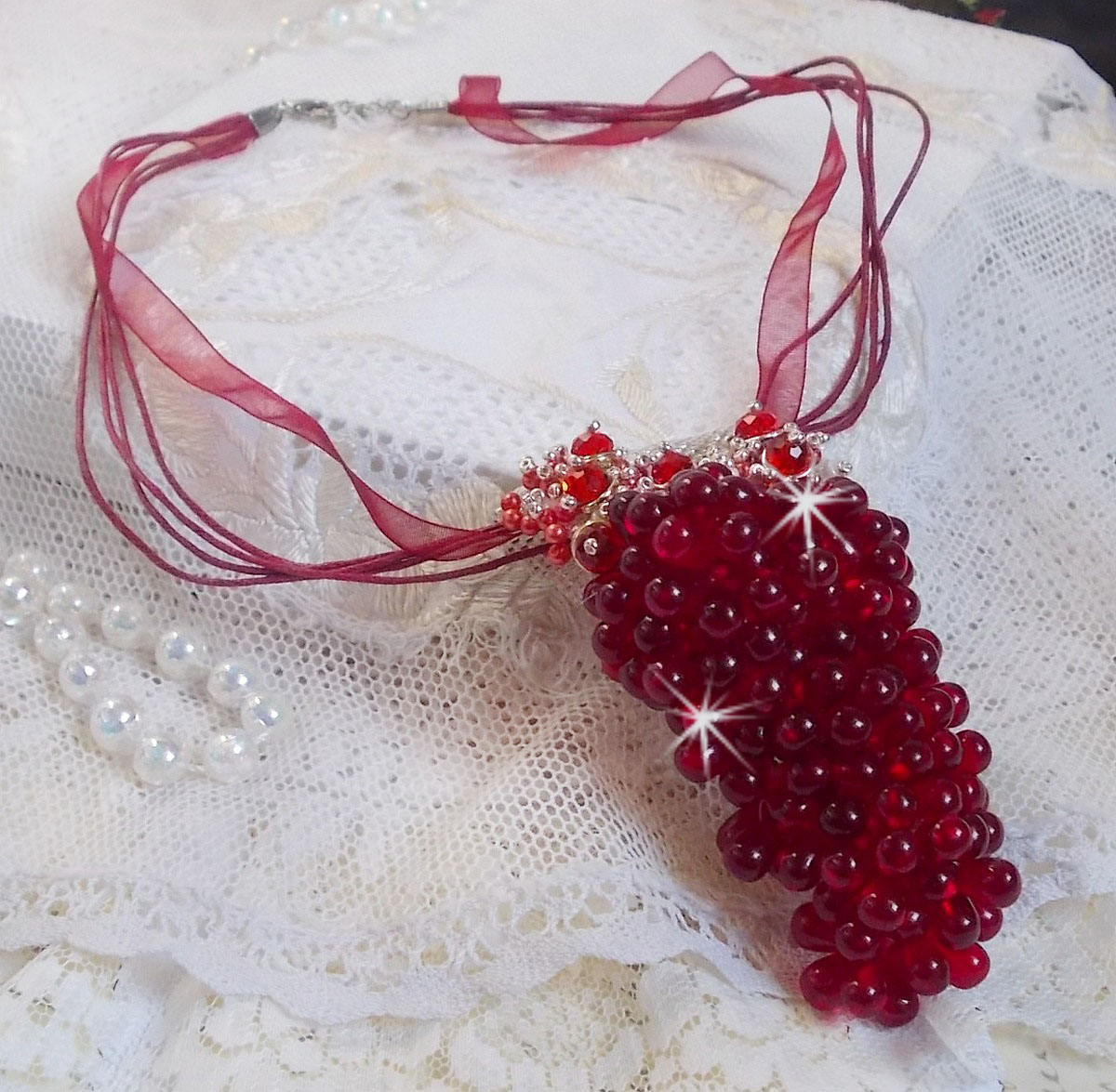 Tendre Rouge hängande halsband med röda glasdroppar, runda facetterade pärlor och pärlpärlor