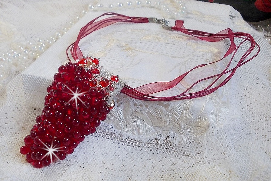 Tendre Rouge h&auml;ngande halsband med r&ouml;da glasdroppar, runda facetterade p&auml;rlor och p&auml;rlp&auml;rlor