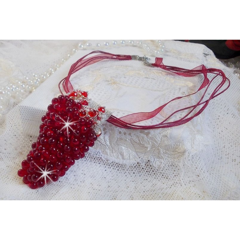 Tendre Rouge hängande halsband med röda glasdroppar, runda facetterade pärlor och pärlpärlor