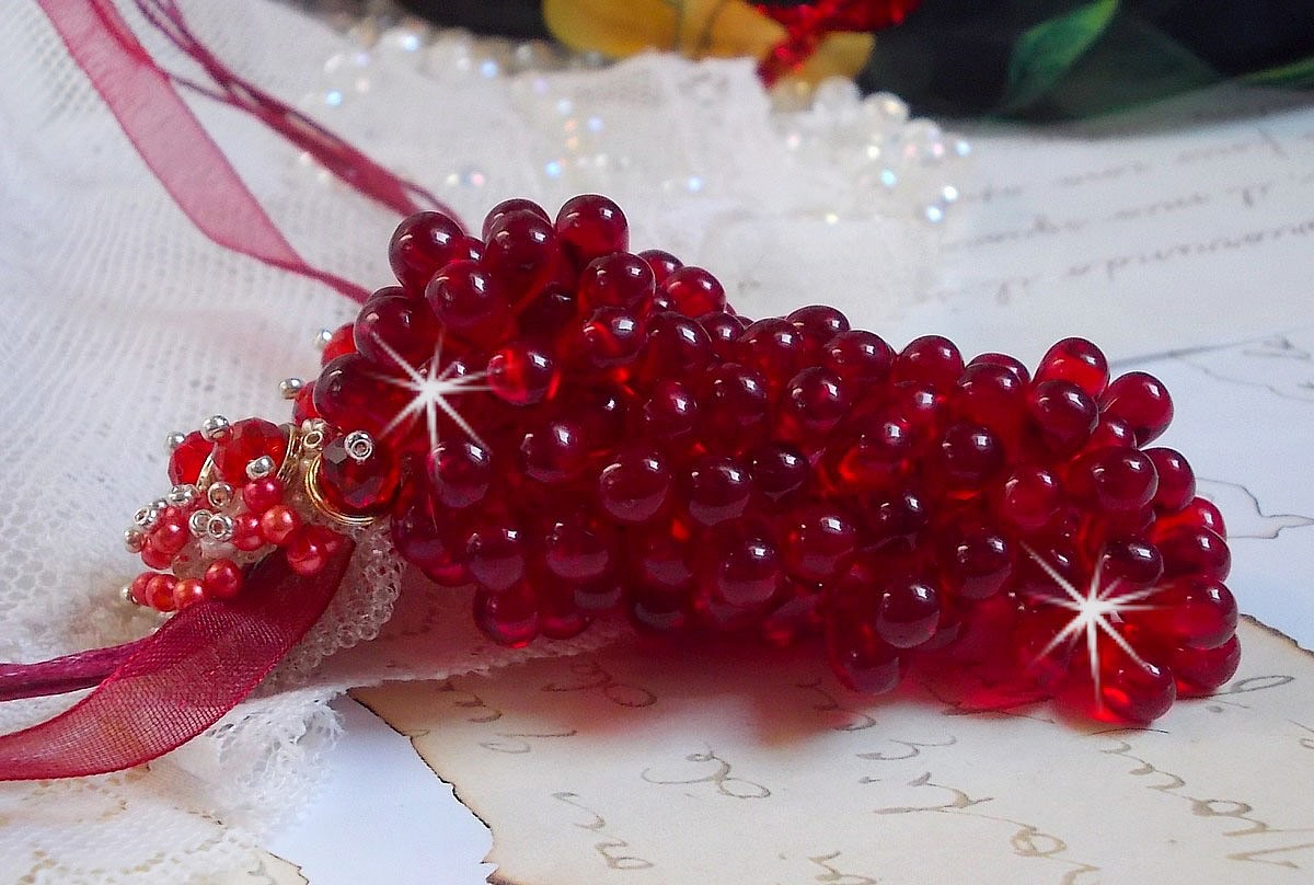 Tendre Rouge hängande halsband med röda glasdroppar, runda facetterade pärlor och pärlpärlor