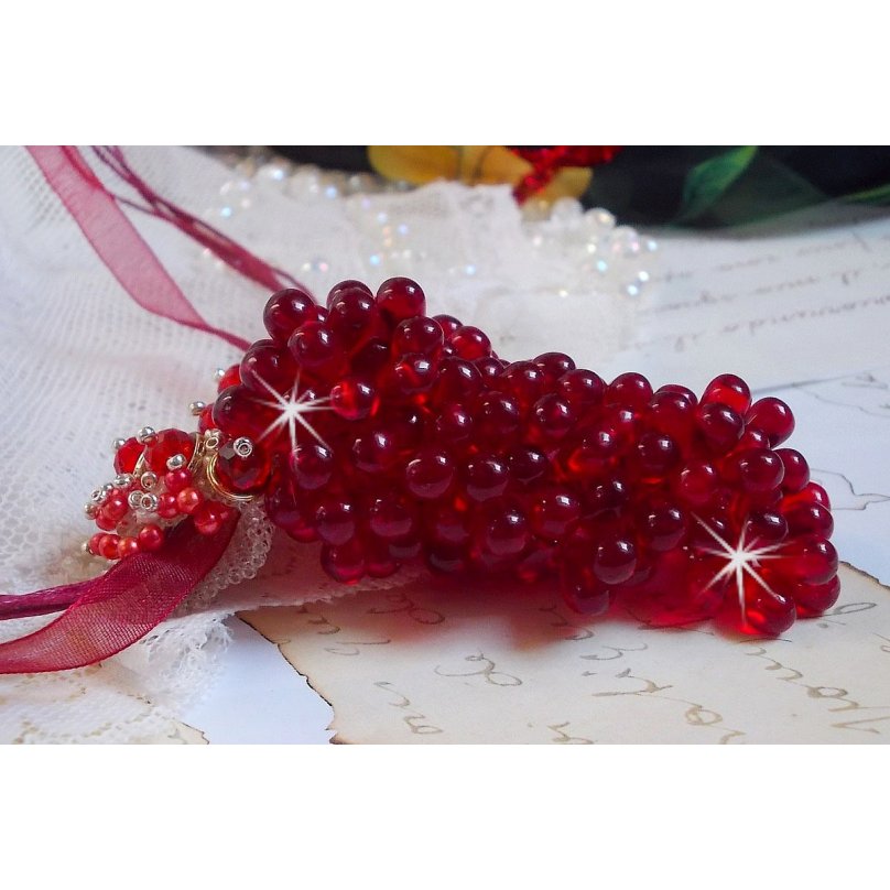Tendre Rouge hängande halsband med röda glasdroppar, runda facetterade pärlor och pärlpärlor