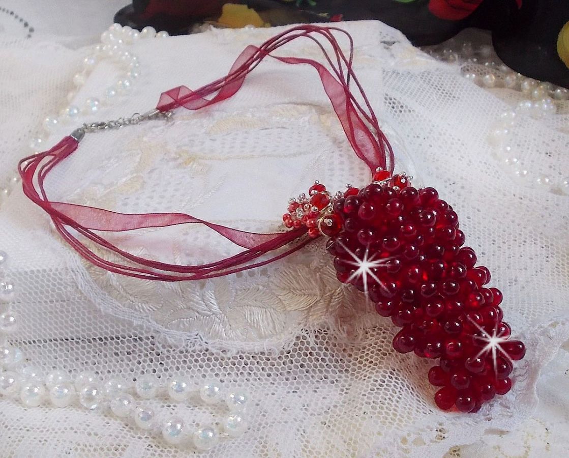 Tendre Rouge hängande halsband med röda glasdroppar, runda facetterade pärlor och pärlpärlor