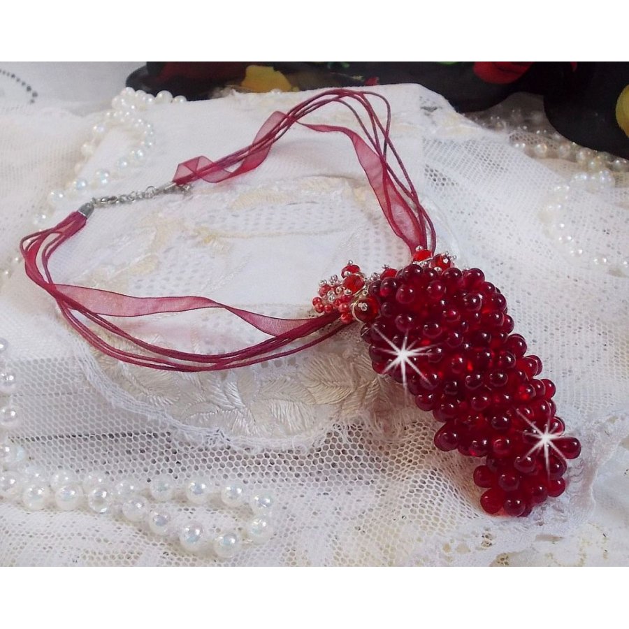 Tendre Rouge hängande halsband med röda glasdroppar, runda facetterade pärlor och pärlpärlor