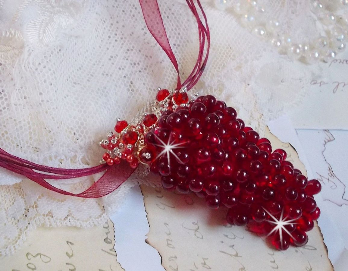 Tendre Rouge hängande halsband med röda glasdroppar, runda facetterade pärlor och pärlpärlor