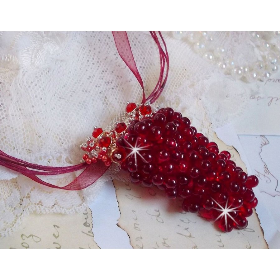 Tendre Rouge hängande halsband med röda glasdroppar, runda facetterade pärlor och pärlpärlor