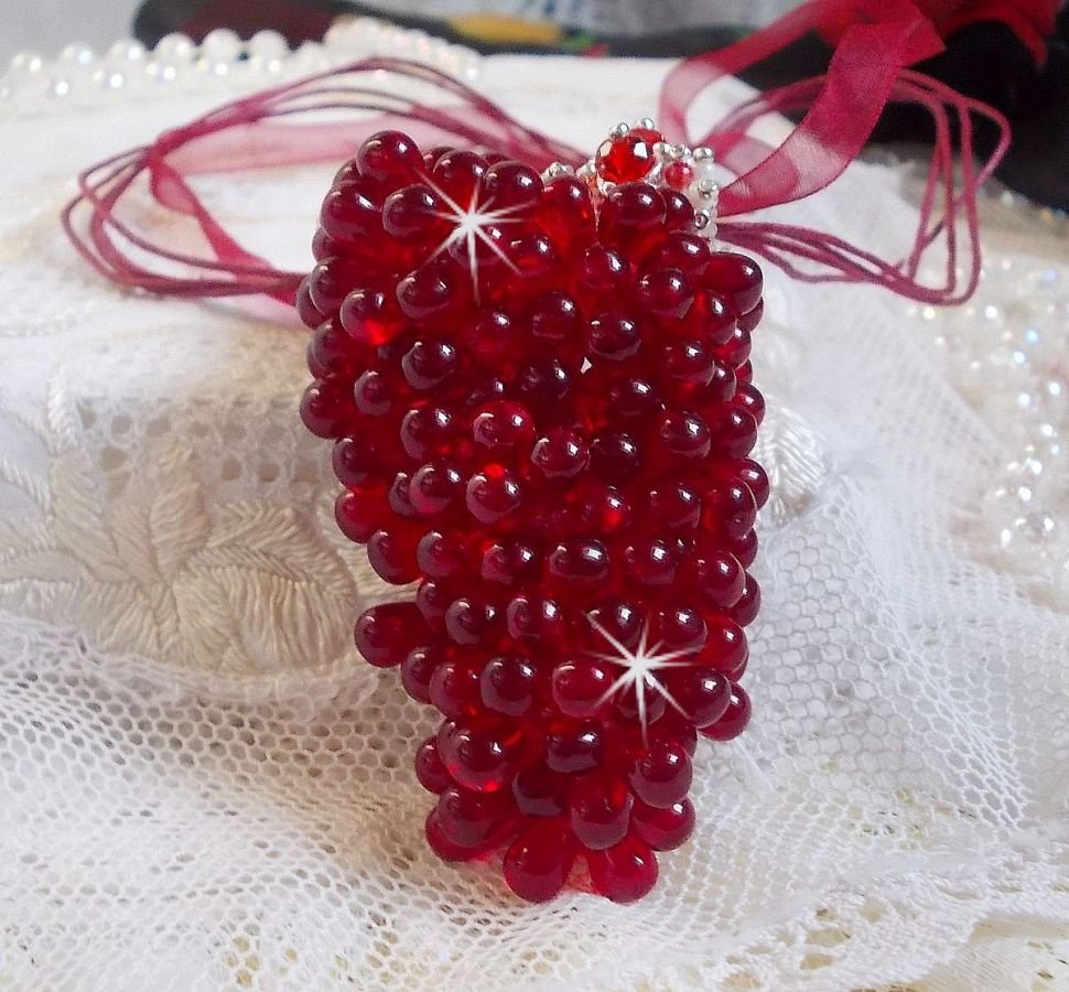 Tendre Rouge hängande halsband med röda glasdroppar, runda facetterade pärlor och pärlpärlor