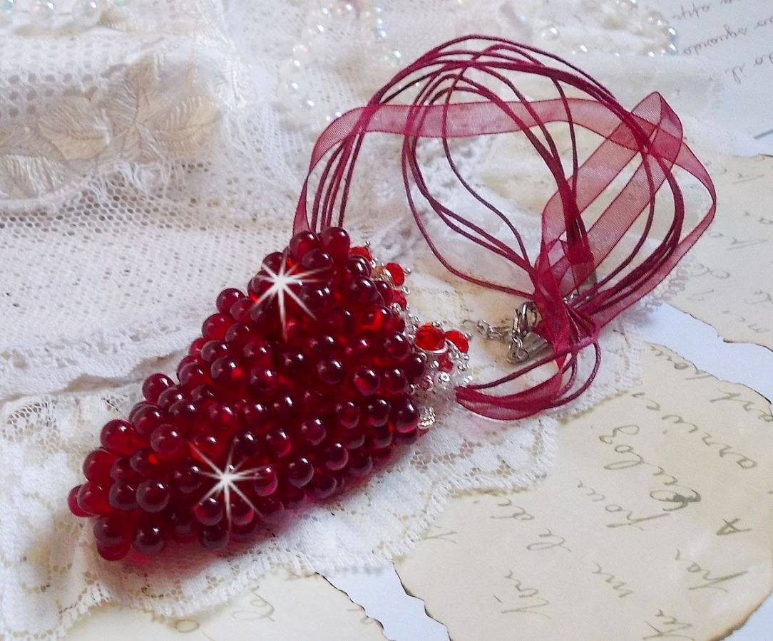 Tendre Rouge hängande halsband med röda glasdroppar, runda facetterade pärlor och pärlpärlor