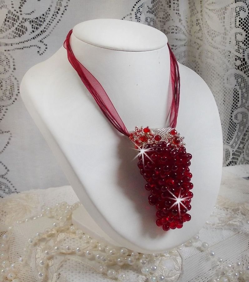 Tendre Rouge hängande halsband med röda glasdroppar, runda facetterade pärlor och pärlpärlor