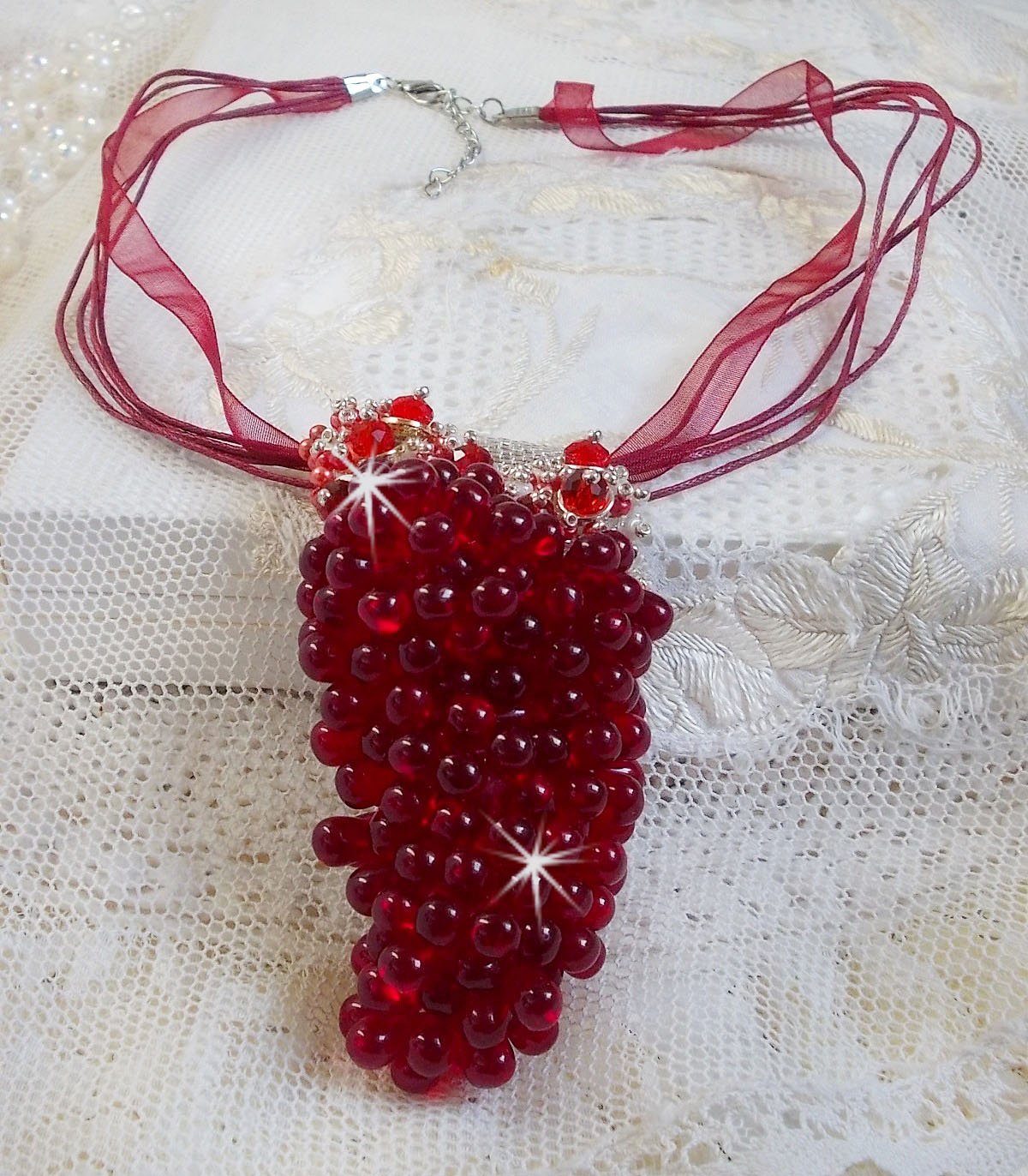 Tendre Rouge hängande halsband med röda glasdroppar, runda facetterade pärlor och pärlpärlor