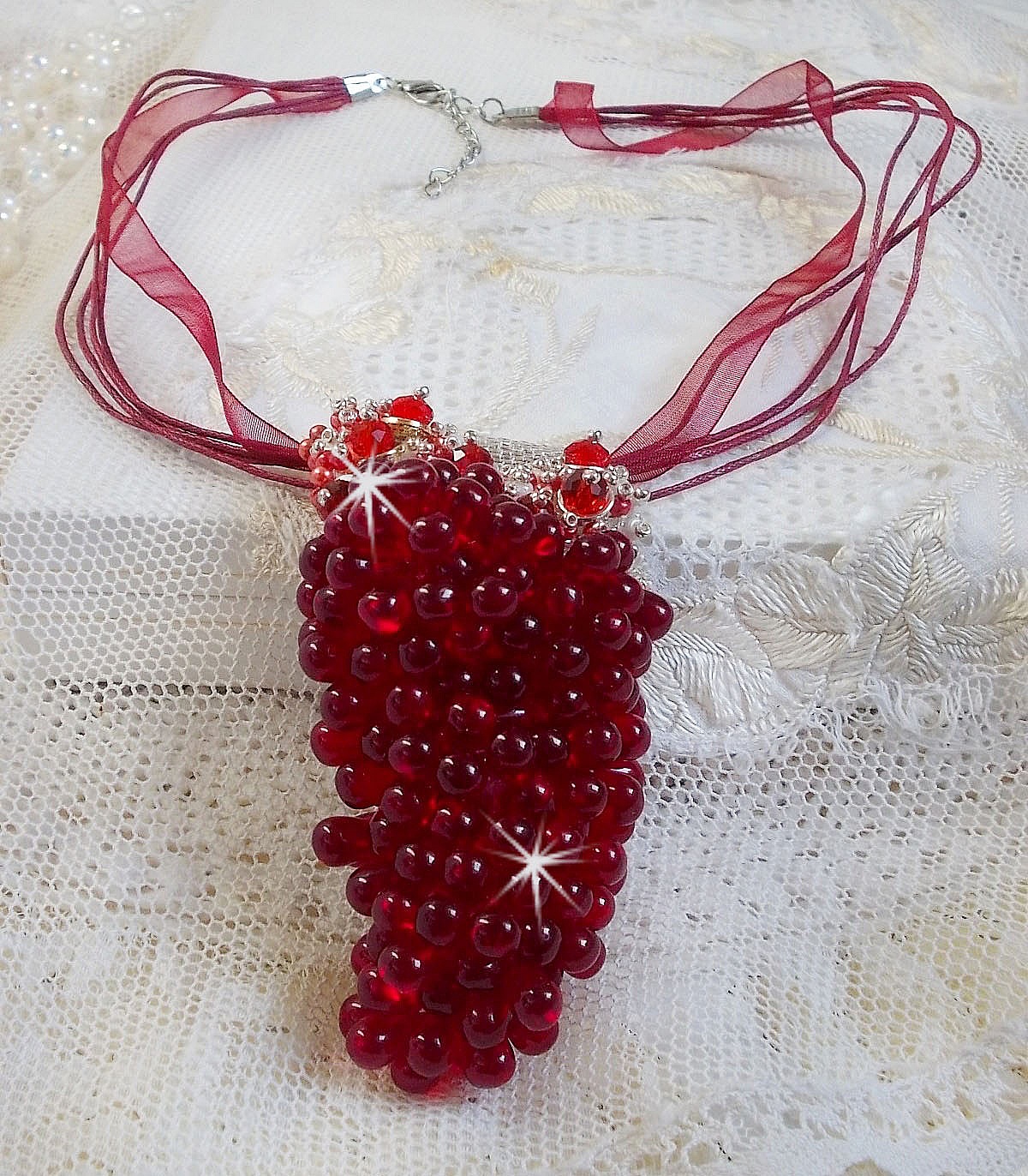 Tendre Rouge h&auml;ngande halsband med r&ouml;da glasdroppar, runda facetterade p&auml;rlor och p&auml;rlp&auml;rlor