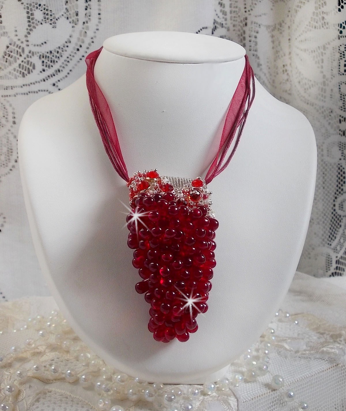 Tendre Rouge hängande halsband med röda glasdroppar, runda facetterade pärlor och pärlpärlor