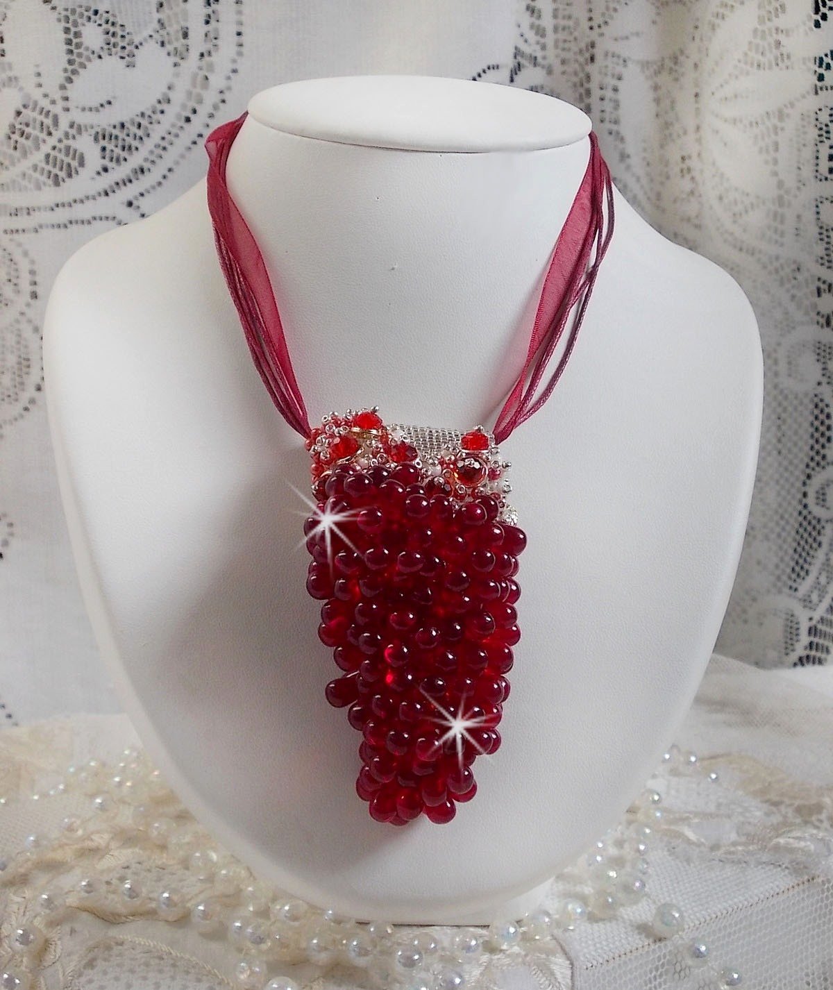 Tendre Rouge hängande halsband med röda glasdroppar, runda facetterade pärlor och pärlpärlor