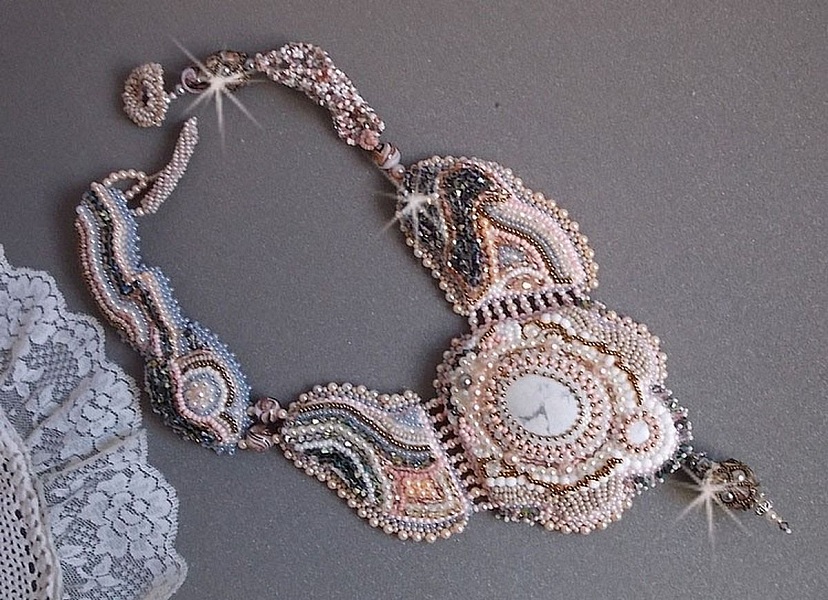 Angelique Marquise des Anges Haute-Couture halsband broderat med &auml;delstenar och Swarovski-kristaller