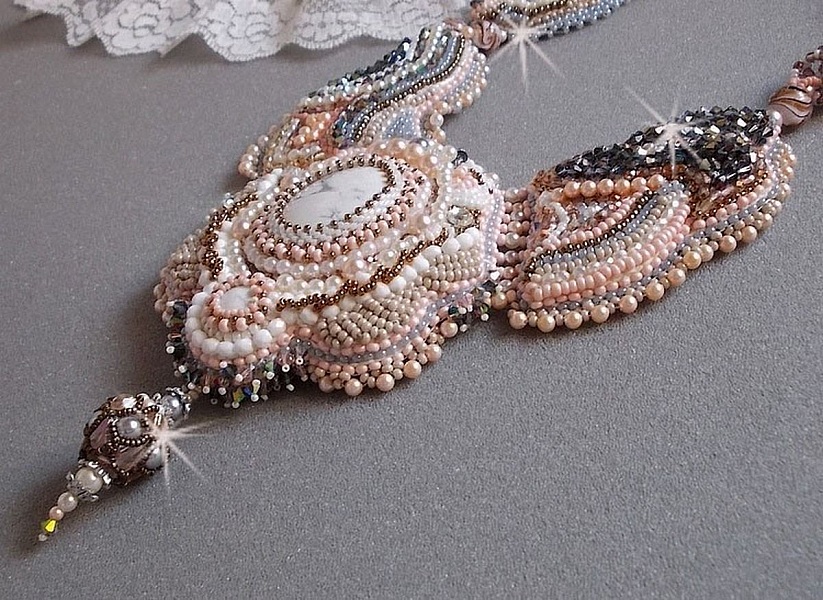 Angelique Marquise des Anges Haute-Couture halsband broderat med &auml;delstenar och Swarovski-kristaller