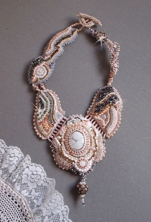 Angelique Marquise des Anges Haute-Couture halsband broderat med ädelstenar och Swarovski-kristaller