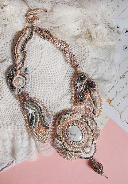 Angelique Marquise des Anges Haute-Couture halsband broderat med &auml;delstenar och Swarovski-kristaller