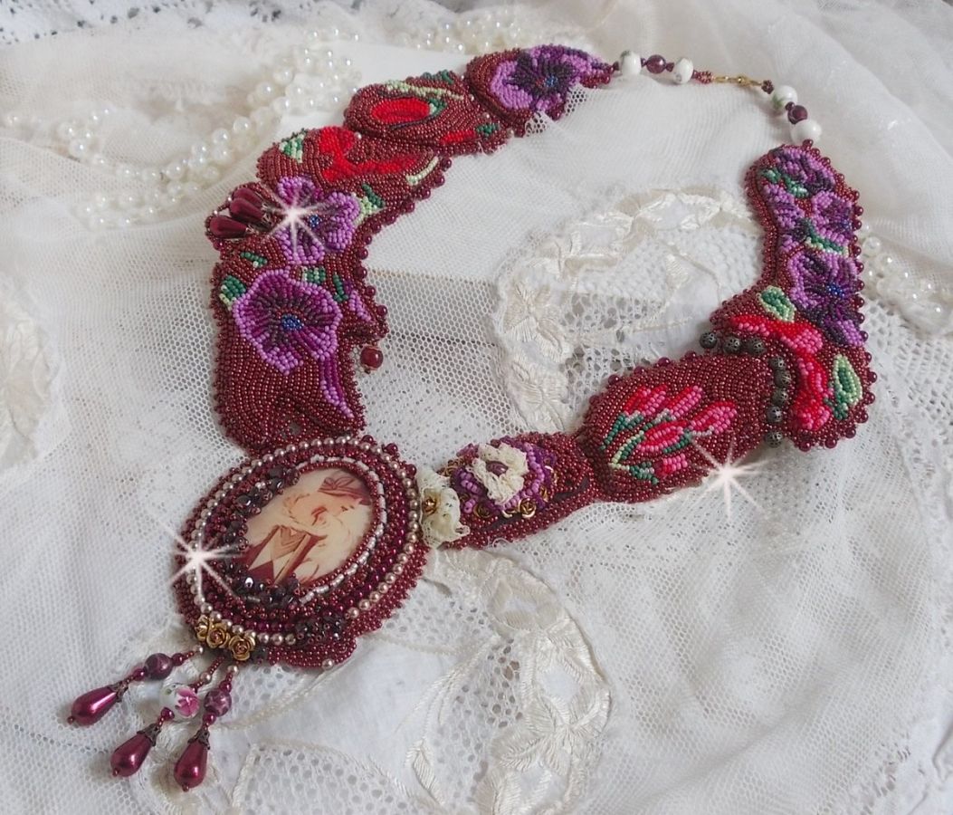 Art'D Haute-Couture halsband broderat med olika färgade fröpärlor och Swarovski-kristallpärlor
