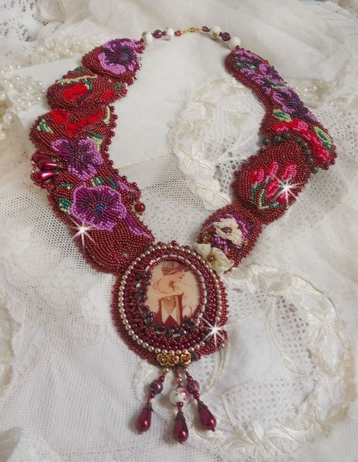 Art'D Haute-Couture halsband broderat med olika färgade fröpärlor och Swarovski-kristallpärlor