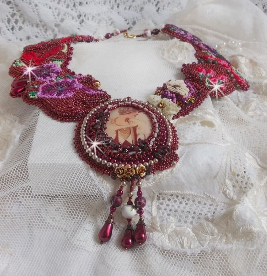 Art'D Haute-Couture halsband broderat med olika färgade fröpärlor och Swarovski-kristallpärlor