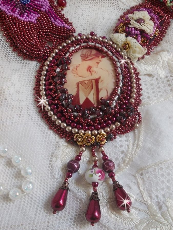 Art'D Haute-Couture halsband broderat med olika färgade fröpärlor och Swarovski-kristallpärlor