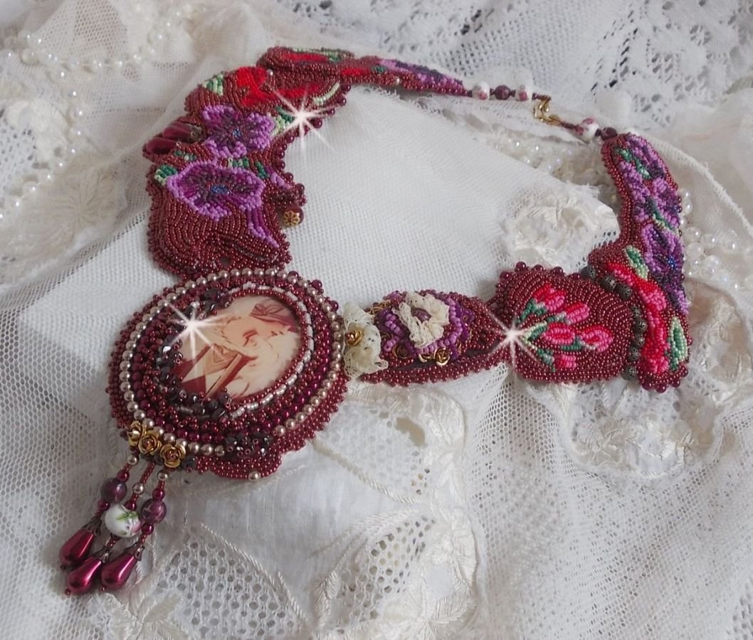 Art'D Haute-Couture halsband broderat med olika färgade fröpärlor och Swarovski-kristallpärlor