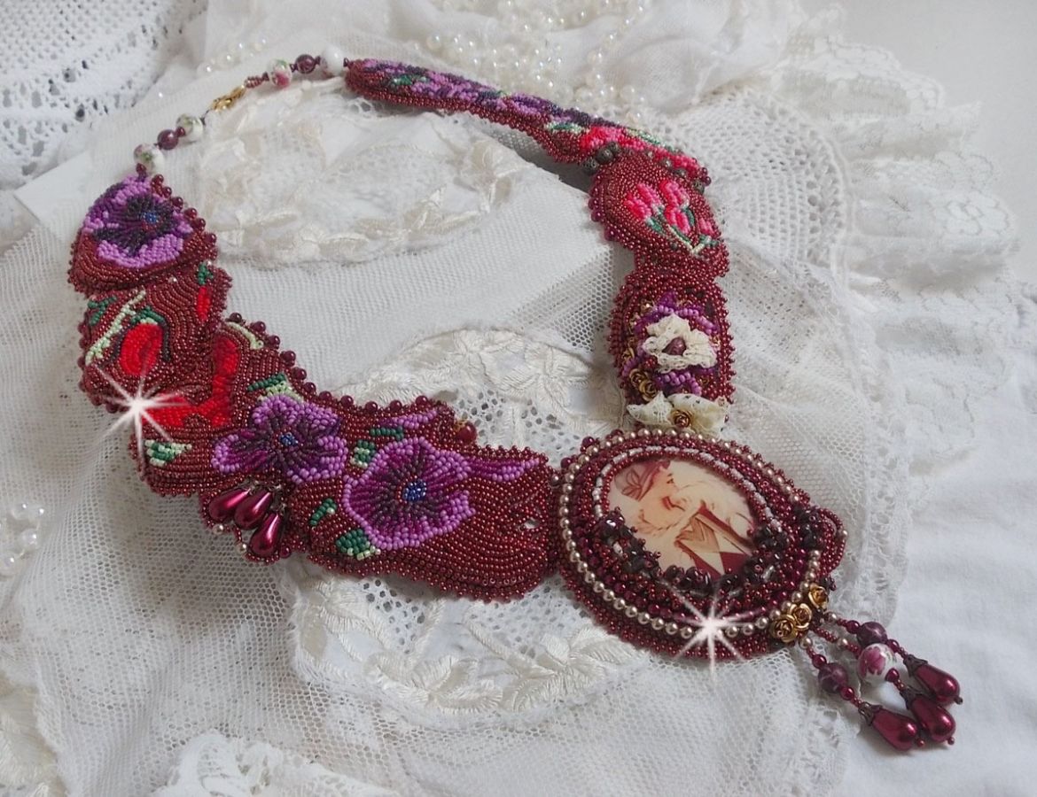 Art'D Haute-Couture halsband broderat med olika färgade fröpärlor och Swarovski-kristallpärlor