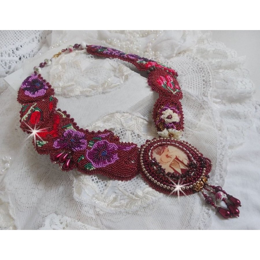 Art'D Haute-Couture halsband broderat med olika färgade fröpärlor och Swarovski-kristallpärlor