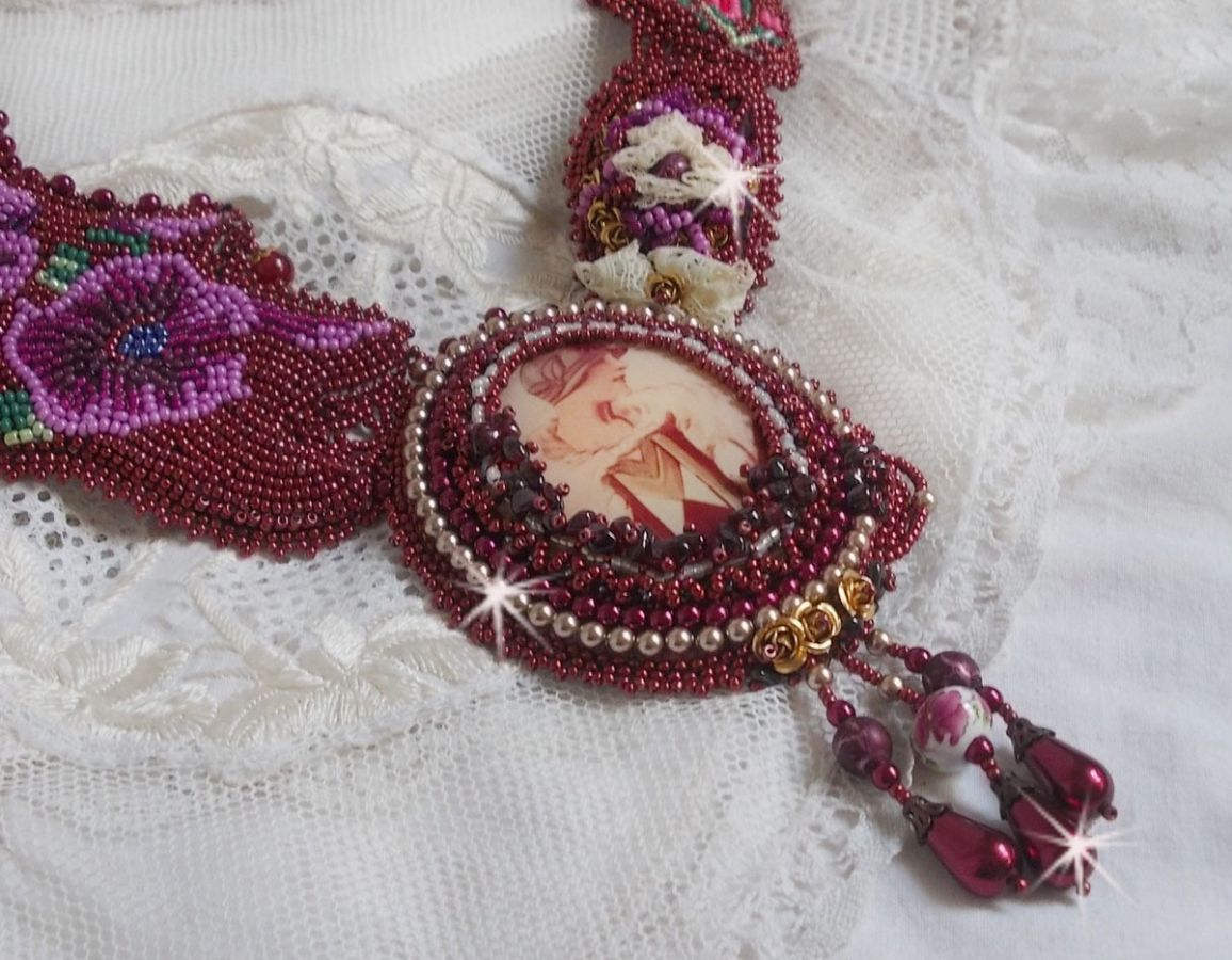 Art'D Haute-Couture halsband broderat med olika färgade fröpärlor och Swarovski-kristallpärlor