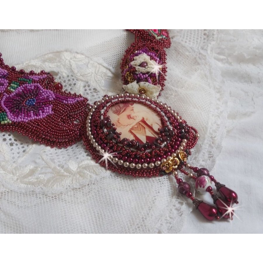 Art'D Haute-Couture halsband broderat med olika färgade fröpärlor och Swarovski-kristallpärlor