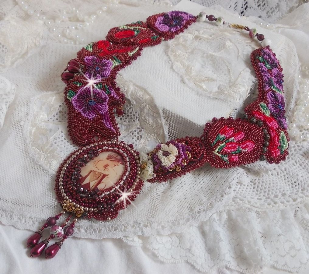 Art'D Haute-Couture halsband broderat med olika färgade fröpärlor och Swarovski-kristallpärlor