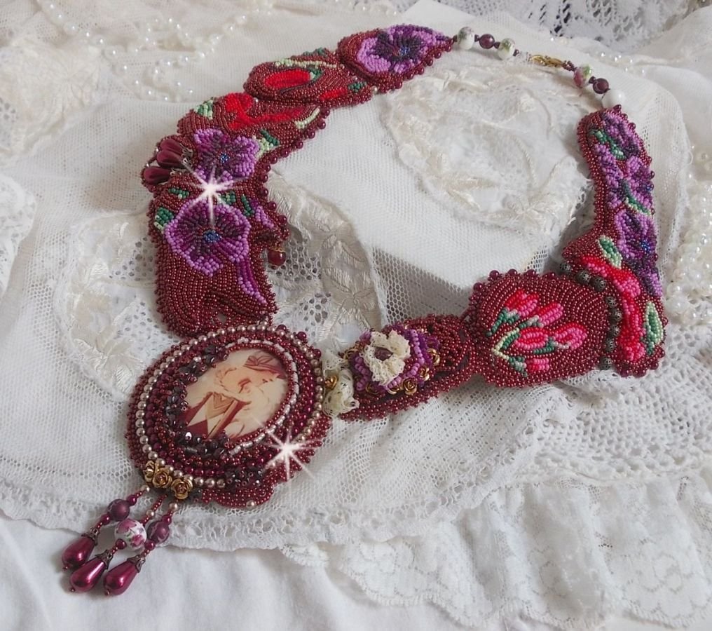 Art'D Haute-Couture halsband broderat med olika färgade fröpärlor och Swarovski-kristallpärlor