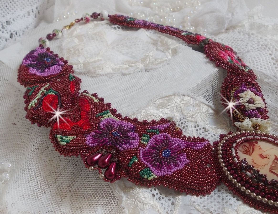Art'D Haute-Couture halsband broderat med olika färgade fröpärlor och Swarovski-kristallpärlor