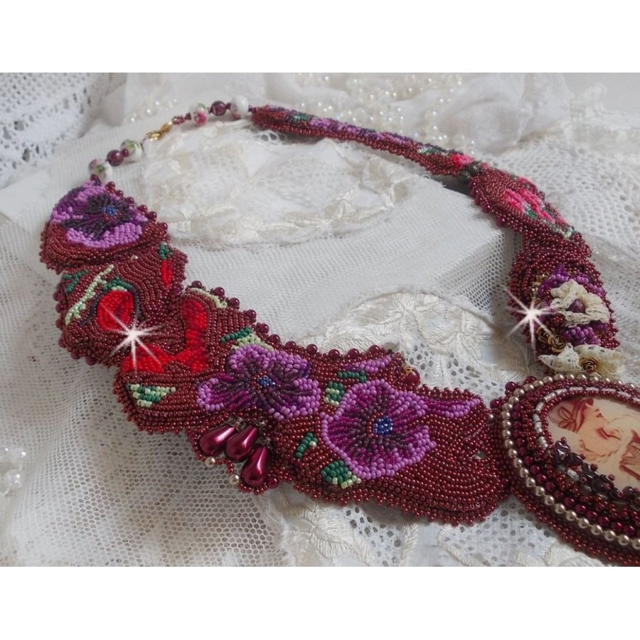 Art'D Haute-Couture halsband broderat med olika färgade fröpärlor och Swarovski-kristallpärlor