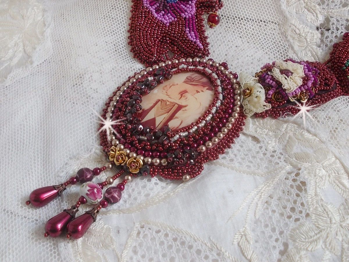 Art'D Haute-Couture halsband broderat med olika färgade fröpärlor och Swarovski-kristallpärlor