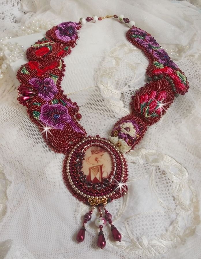 Art'D Haute-Couture halsband broderat med olika färgade fröpärlor och Swarovski-kristallpärlor